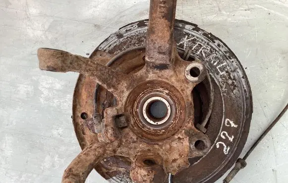 Nissan X-Trail T30 Front wheel hub