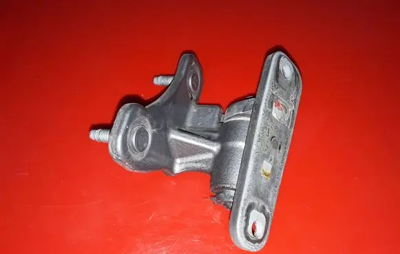Mercedes-Benz C W204 Front door lower hinge A047058