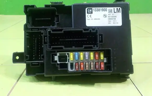 Opel Meriva B Fuse box set 13381900 BEZPIECZNIKOW