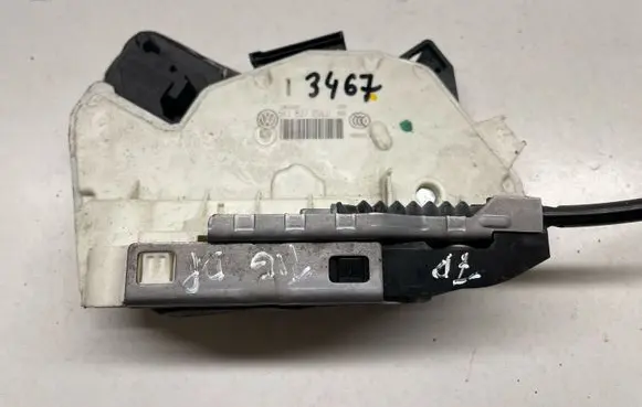 Volkswagen Tiguan Front door lock 5K1837016J