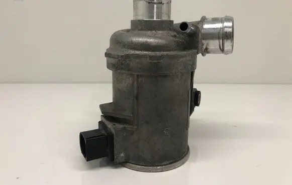 Mercedes-Benz C W205 Water pump A2742000107