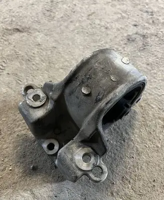 Nissan Almera N16 Engine mount bracket
