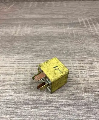 Volkswagen PASSAT B6 Other relay 4RA00351055