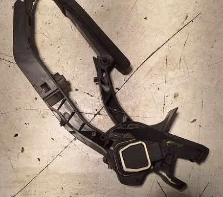 Mercedes-Benz E W211 Accelerator throttle pedal A2033000104