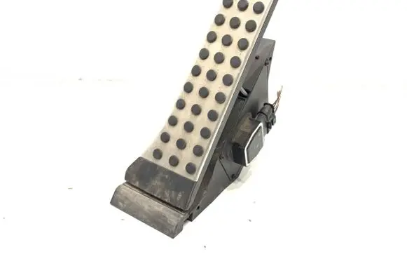 Accelerator throttle pedal