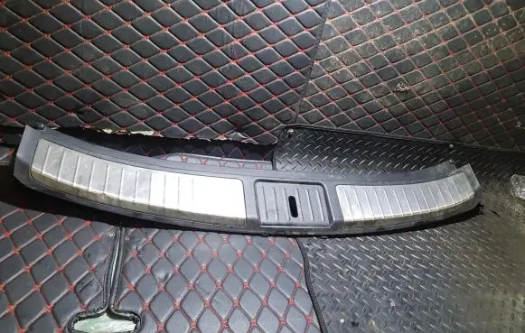 Trunk/boot sill cover protection