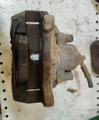 Volkswagen PASSAT CC Front brake caliper