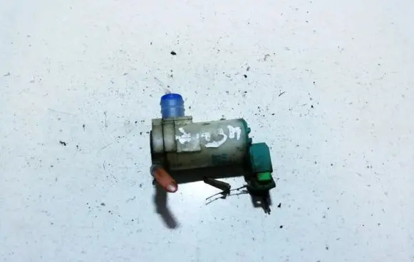 Nissan X-Trail T30 Windscreen/windshield washer pump 2224616a 6392