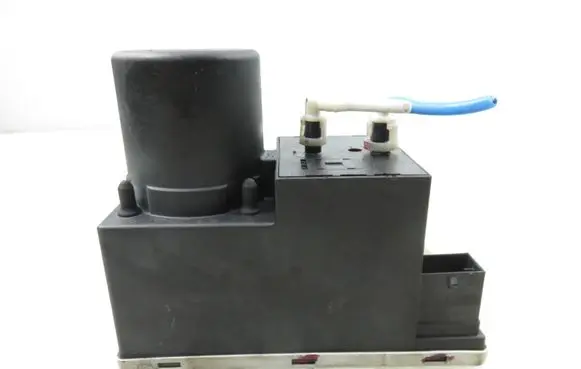 Audi A3 S3 8L Central locking vacuum pump 8D0862257B