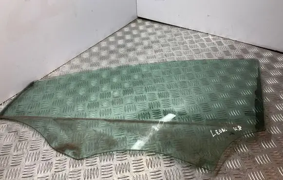 Seat Leon (1M) Front door window glass four-door 43R001582 682AS2M3236