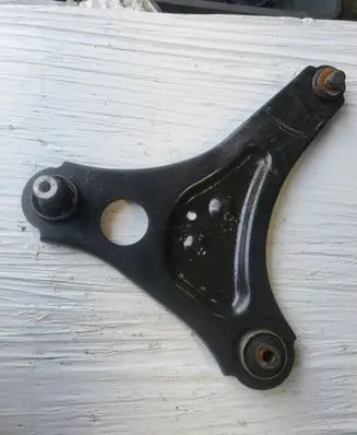 Renault Twingo III Front lower control arm/wishbone D1283R