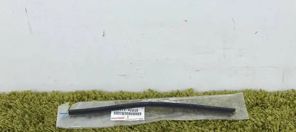 Toyota RAV 4 (XA40) Seal rubber (tailgate) 75573-42050