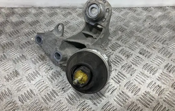 Skoda Superb B5 (3U) Engine mounting bracket 8E0199352F