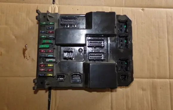 Citroen C5 Fuse module 9651197580