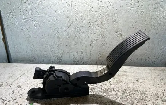 KIA Rio Accelerator throttle pedal 112128 29032016