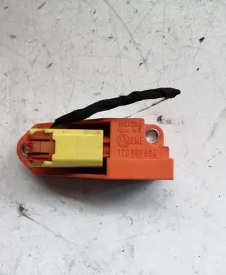 Volkswagen Touran I Airbag deployment crash/impact sensor 1T0909606