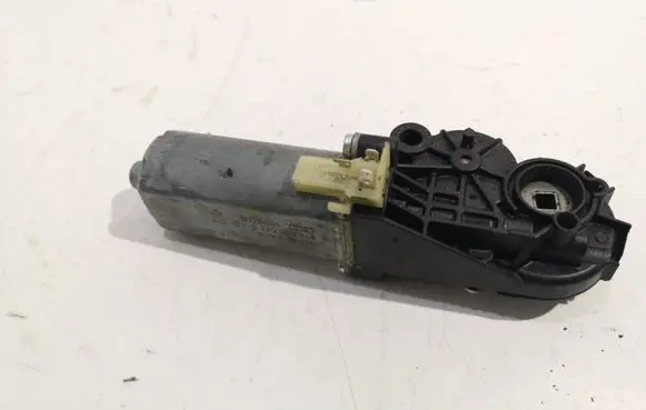 Volvo XC90 Seat adjustment motor 0390203248