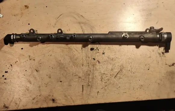 BMW 5 E60 E61 Fuel main line pipe 0445216015 7795514