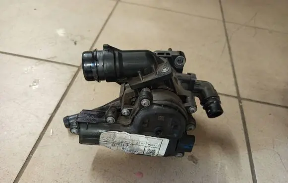 Thermostat/thermostat housing