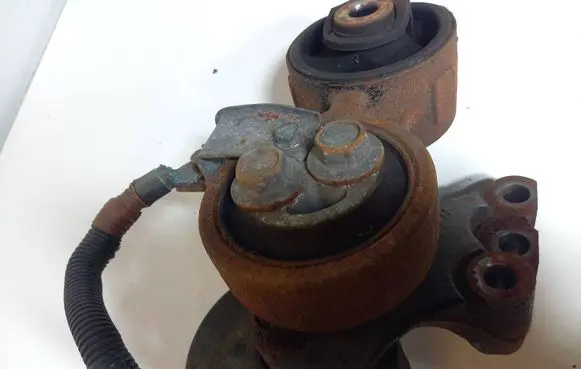 Honda FR-V Engine mounting bracket