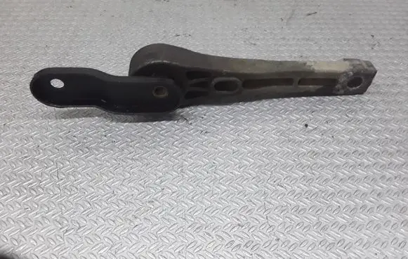 Volkswagen PASSAT B6 Engine mount bracket