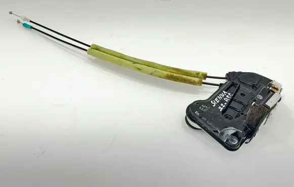 Toyota Sienna XL40 IV Front door lock E51120314A