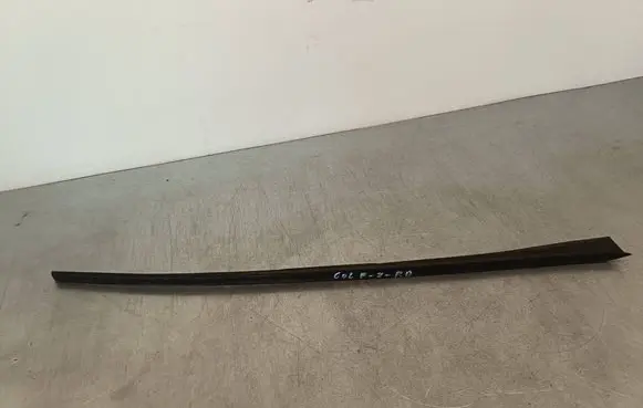 Volkswagen Golf VII Windshield trim