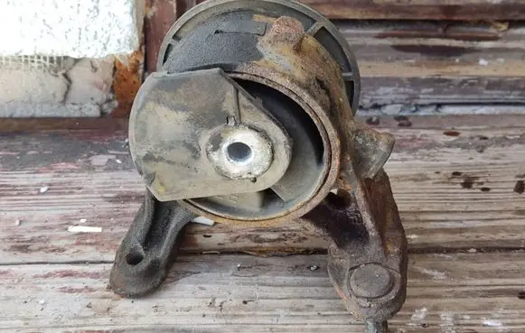 Toyota RAV 4 (XA30) Engine mount bracket