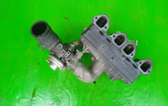 Volkswagen PASSAT B5 Intake manifold 030129713AB