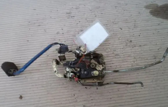 KIA Sephia Front door lock