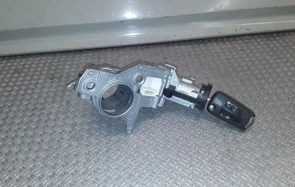 Opel Zafira B Ignition lock 2421430