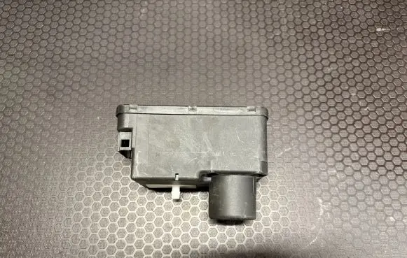 Volkswagen PASSAT B4 Central locking vacuum pump 1H0962257G