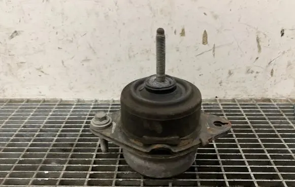Ford Mustang VI Engine mount bracket
