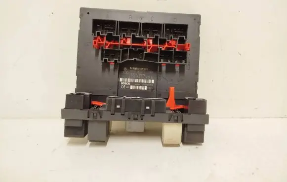 Volkswagen Touran I Fuse module