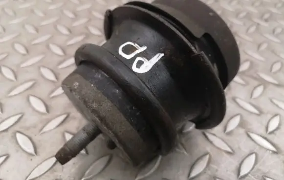 Infiniti Q50 Engine mount bracket