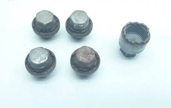Volvo C30 Anti-theft wheel nuts and lock 