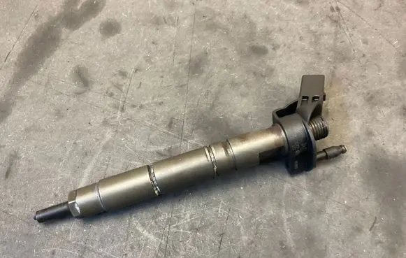 Mercedes-Benz E W211 Fuel injector 0445115017 A6420700487