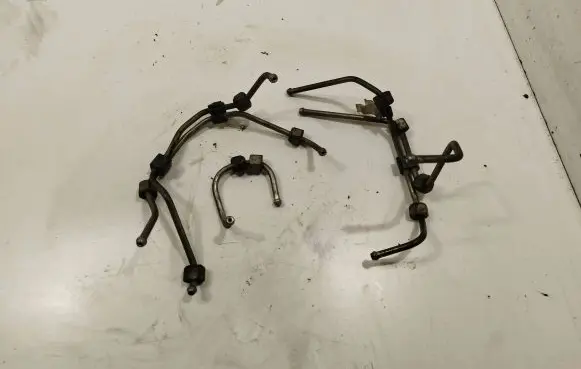Suzuki Grand Vitara I Fuel injector supply line/pipe 