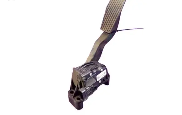 Accelerator throttle pedal