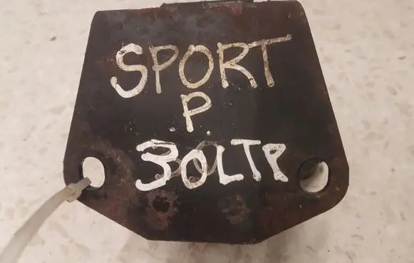 Mitsubishi Pajero Sport I Engine mount bracket MR210867