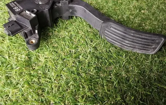 Nissan Leaf I (ZE0) Accelerator throttle pedal 180023RA0B 00889 12015A