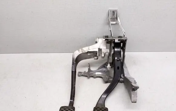 Volkswagen PASSAT B5.5 Pedal assembly 8D1721117L