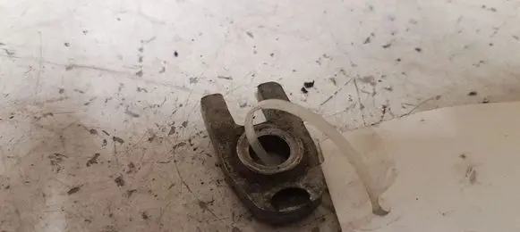 Renault Clio III Fuel Injector clamp holder 3508