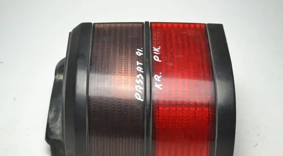 Volkswagen PASSAT B3 Rear/tail lights 333945111