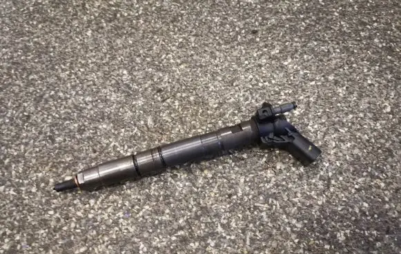 Audi Q7 4L Fuel injector 0445116015