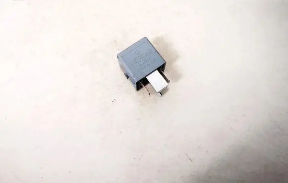 Mercedes-Benz R W251 Other relay a0025422619 v23134-j52-x361
