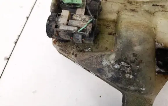 Mitsubishi Space Wagon Windscreen/windshield washer pump