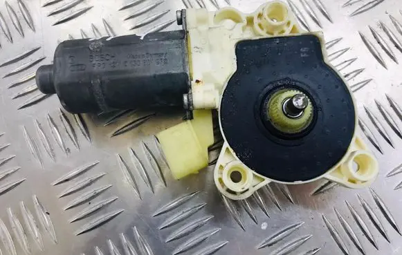 Mercedes-Benz E W211 Front door window regulator motor A2118202942