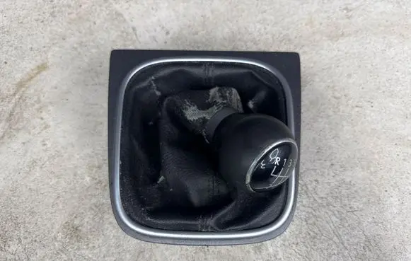 Volkswagen Golf V Gear lever shifter trim leather/knob 6001002470