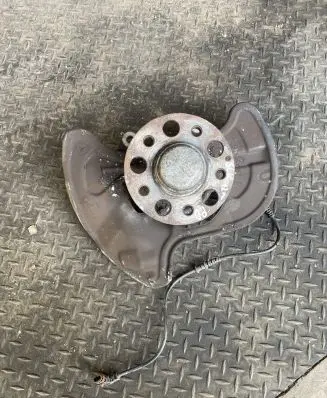 Mercedes-Benz SLK R172 Front wheel hub A2043320201